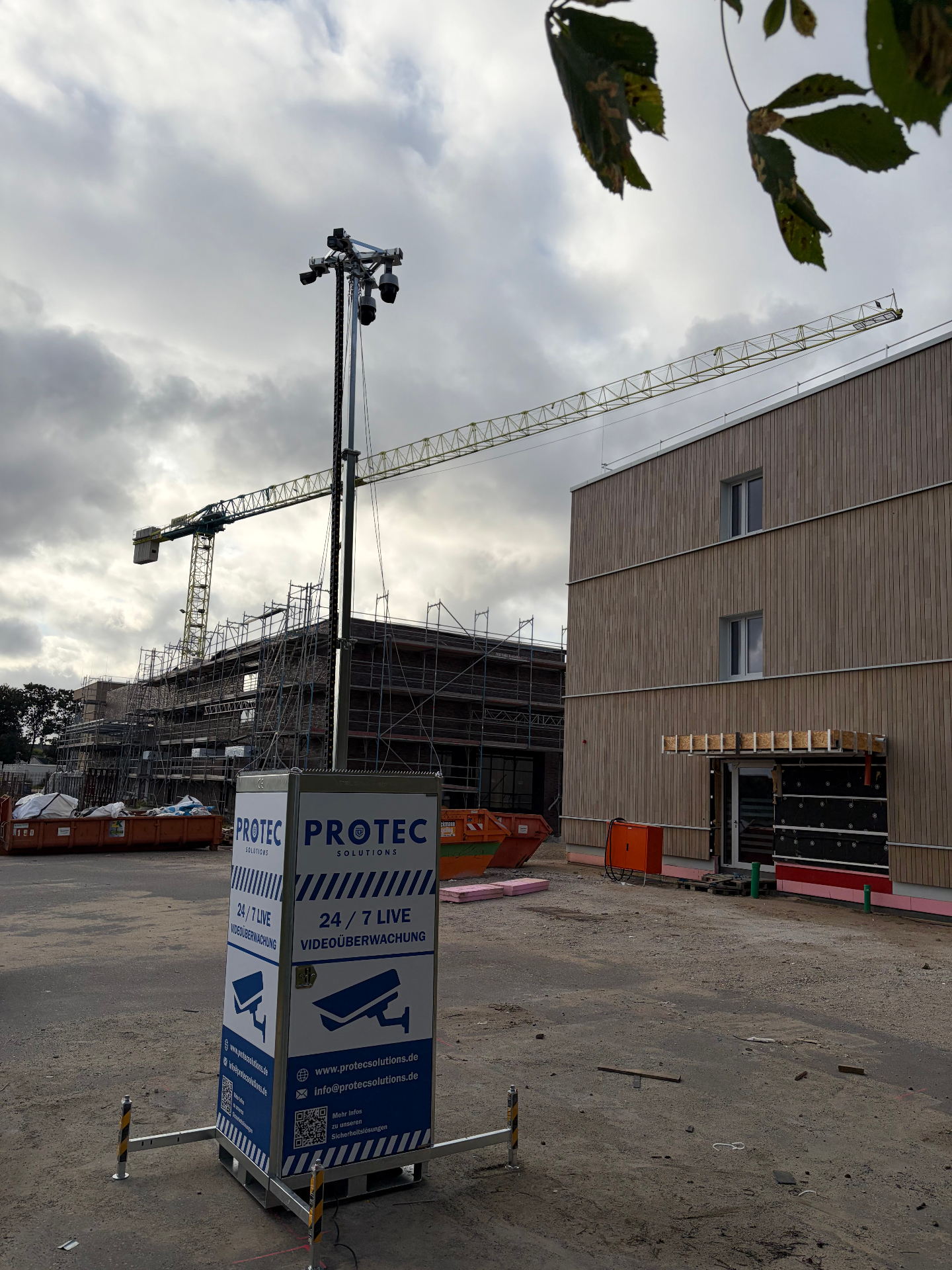 ProTec Tower One – stromgebundener Videoturm für Logistik, Industrie und Perimeterschutz ProTec Tower One – netzgebundener 24/7-Videoturm mit 4K-PTZ- und Weitwinkel-Bullet-Kamera, angeschlossen an den Baustromkasten einer Logistik- und Umschlagfläche.