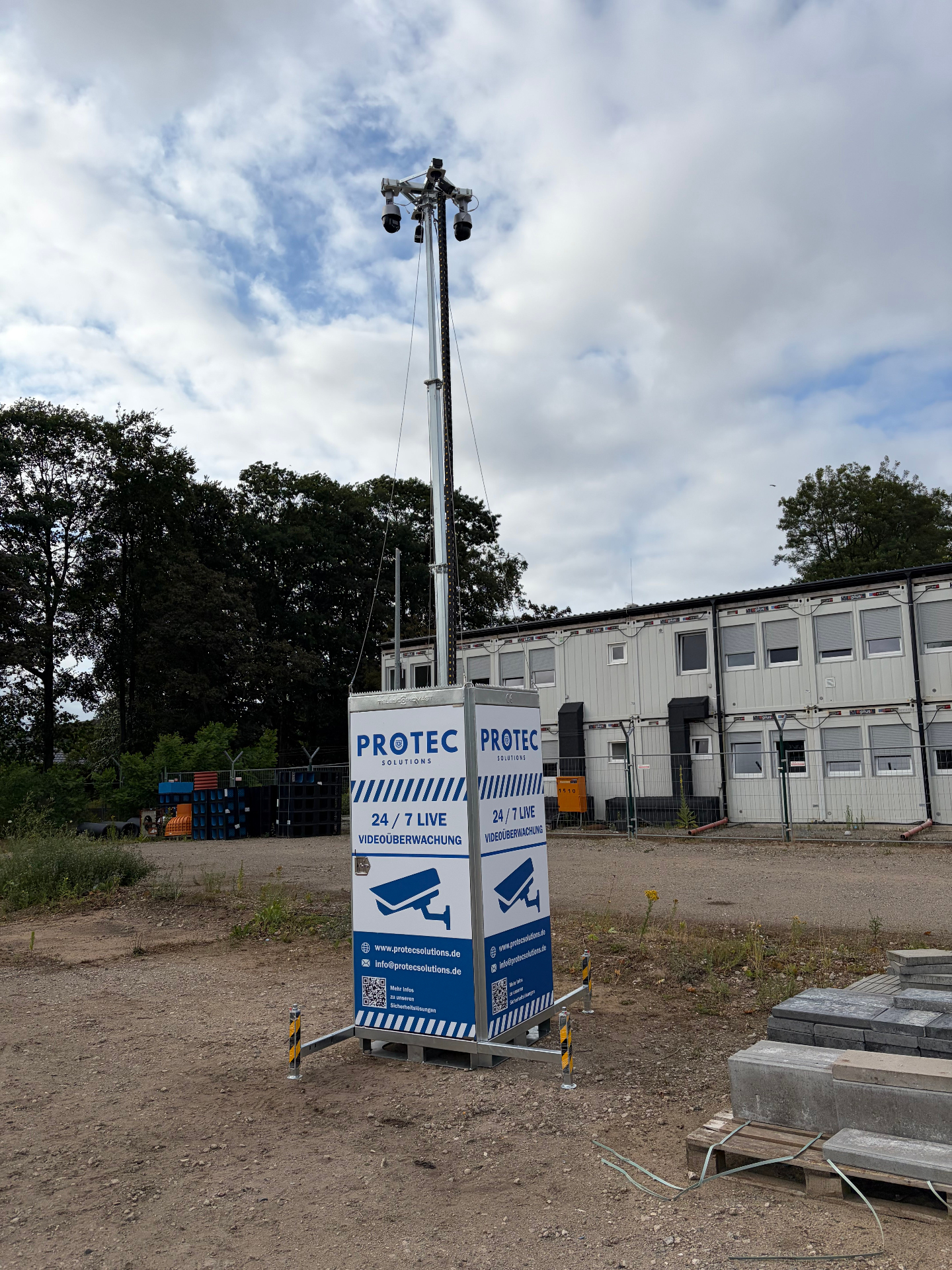 ProTec Tower Flex – mobiler Videoüberwachungsturm mit PTZ- und Bullet-Kamera auf verzinktem 6-Meter-Mast, aufgebaut auf einer Baustelle mit wechselndem Perimeter.