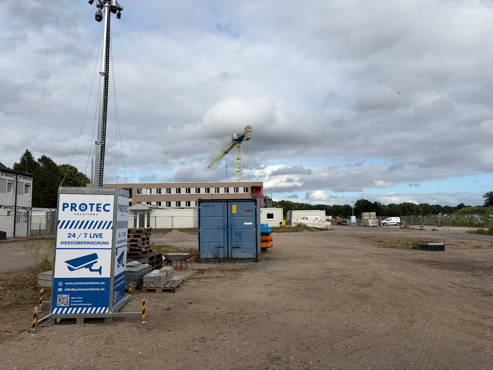 ProTec Tower Thermal – Videoturm mit 4K-PTZ, Bullet- und zwei Thermal-Kameras (640 × 512) zur Personendetektion und Brandfrüherkennung auf einem industriellen Perimeter bei Dämmerung.